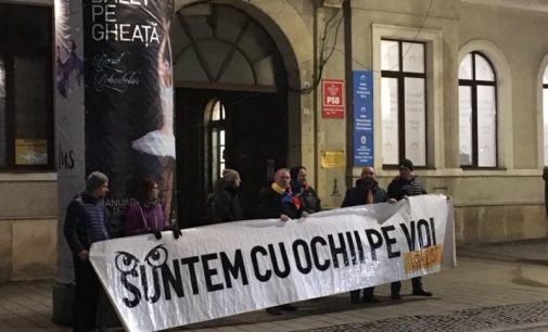 Acte de vandalism la sediul PSD Cluj! Uşa şi pereţii stropiţi cu benzină, dar şi urmele unor cocktailuri Molotov.