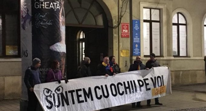 Acte de vandalism la sediul PSD Cluj! Uşa şi pereţii stropiţi cu benzină, dar şi urmele unor cocktailuri Molotov.