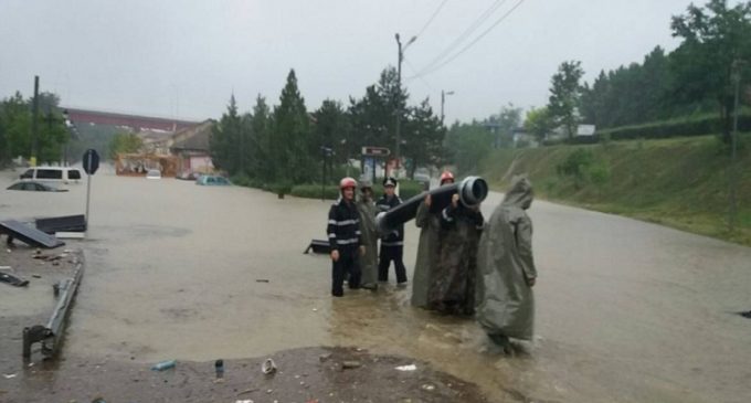 Ploaia a făcut ravagii în ultimele ore! Gospodării și străzi inundate în multe localități din Prahova