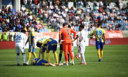 VIDEO | Yohan Roche, transportat la spital cu ambulanţa, după meciul cu FC Botoşani